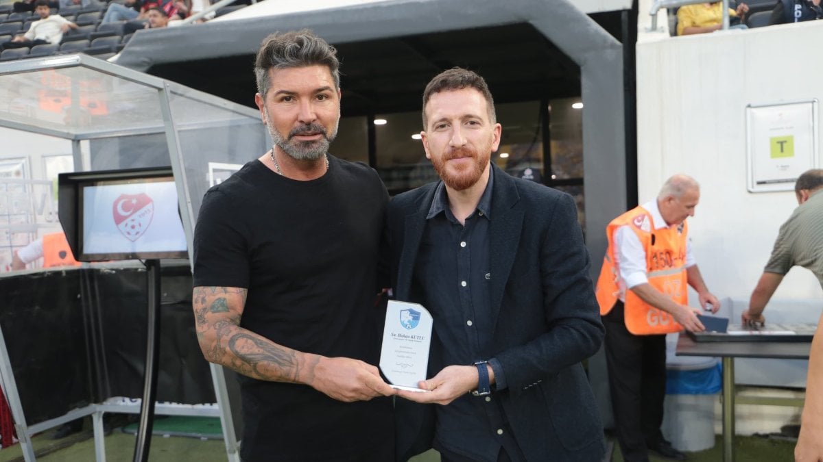 Erzurumspor FK, teknik direktörü Hakan Kutlu’ya plaket verdi