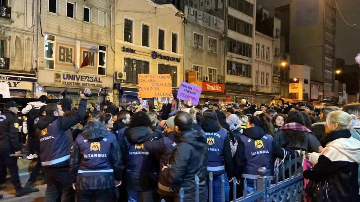 Taksim’de Kadın Göstericilere Polis Müdahalesi