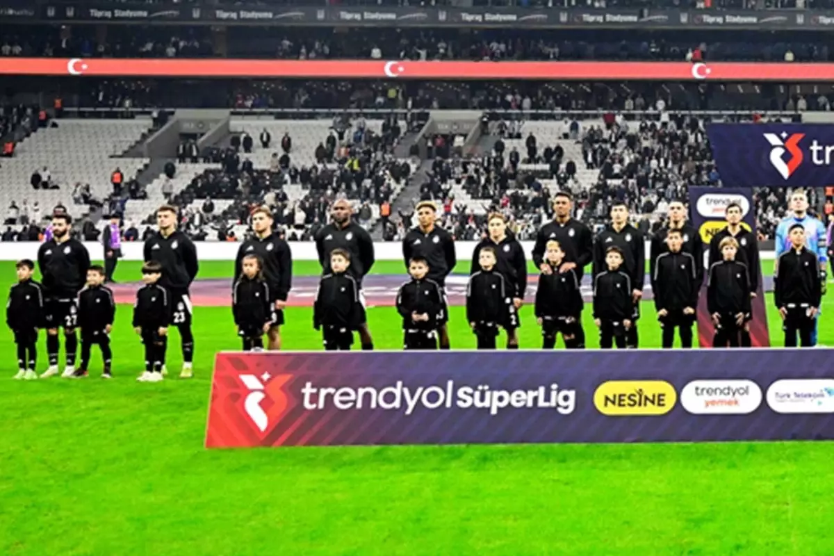 Dolmabahçe’de maç sonu olay çıktı: Beşiktaş tribünlerinin sabrı taştı