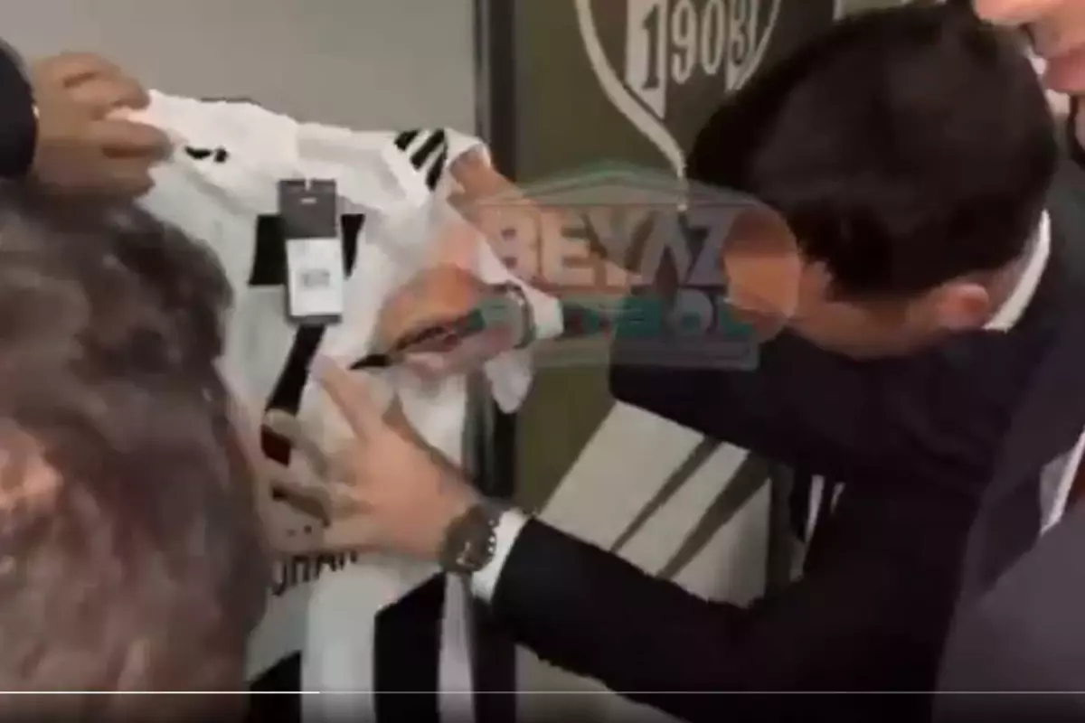 Hakem Cihan Aydın, maçını yönettiği Beşiktaş’ın formasını imzaladı