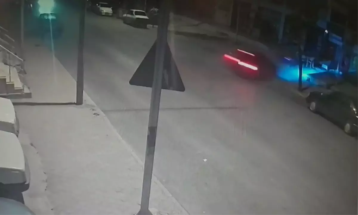 Adana’da Otomobilin Ağaçlara Çarpması: 2 Yaralı