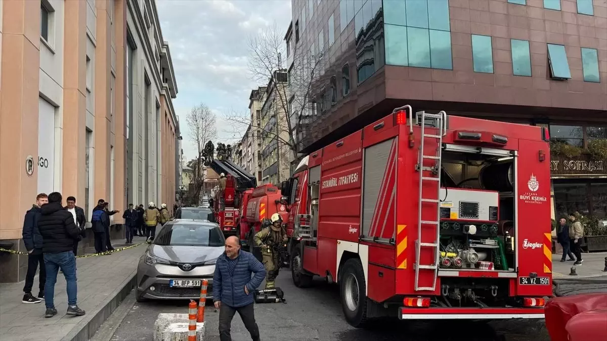 Fatih’te Lokanta Bacasında Yangın